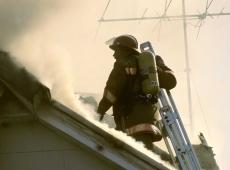 Brandweerman op dak