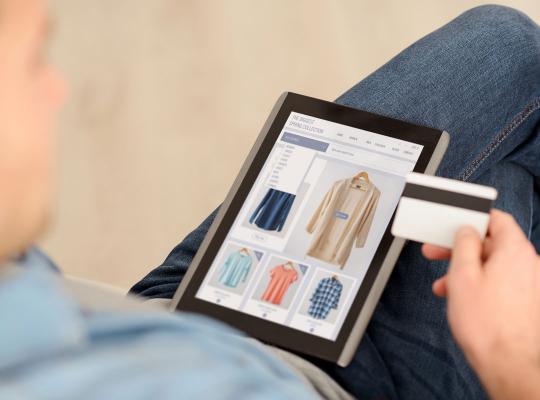 Online shoppen op tablet