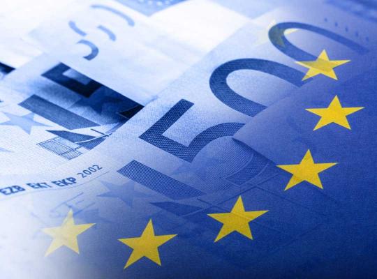 Europese vlag met op de achtergrond Europees geld