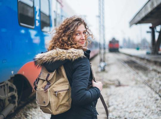 Jonge vrouw wachtend op trein